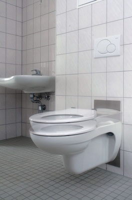 Nur mit Trockenbautechnik ist es ­möglich, ein höhenverstellbares WC in ein Generationen übergreifendes Badezimmer zu integrieren.