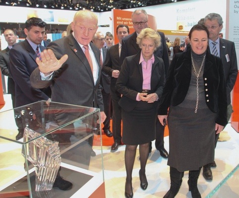 Der Europäische Umweltpreis auf dem Viessmann-Stand (v.l.): Dr. Martin Viessmann präsentierte ihn hier Frankfurts Oberbürgermeisterin Petra Roth und Staatssekretärin Ursula Heinen-Esser.