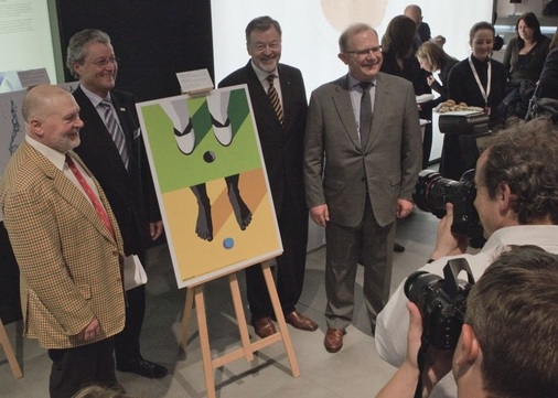 Präsentation der besten Plakatentwürfe des ZVSHK-Wettbewerbs „Wasser ist Leben“ am Duravit-Stand. Professor Heinz-Jürgen Kristahn, ZV-Präsident Manfred Stather, Duravit-Vorstandsvorsitzender Franz Kook und SBZ-Verleger Erwin-Fidelis Reisch (v.l.).