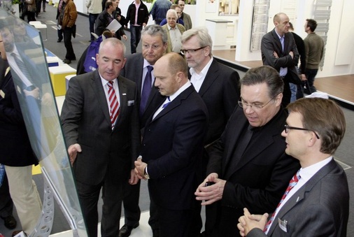 Prominenz zum Architektentag (v.l.): Andreas Müller und Manfred Stather (beide ZVSHK) diskutieren mit Rainer Bomba (Staats­sekretär im BM Bau) und Michael Frielinghaus. Mit dabei Günther Hoffmann (BM Bau) sowie Elmar Esser (ZVSHK).