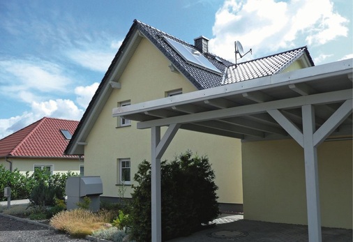 Die Ausblas­seite der Wärmepumpe ist stets zu ­einer lärmunempfindlichen Seite — wie zur Straße, zur ­Küche oder zum Carport — ­auszurichten.