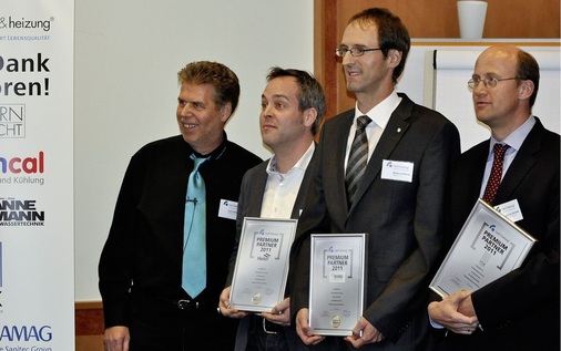Bad & Heizung-Betriebe bewerten „ihre“ Hersteller. Erster wurde Rehau mit der Note 1,84, gefolgt von Heiler mit 1,94 und HSK mit 2,08. Darüber freuten sich (v.r.) Joachim Schulte (HSK), Markus Oehme (Rehau), Stephan Heiler und Erich Erling.