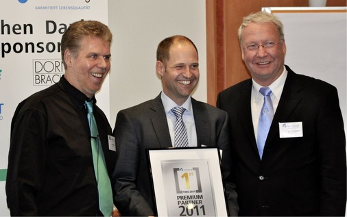 Das Wendlinger Unternehmen Repabad ist Premium-Industriepartner der ersten Stunde. Für 25 Jahre Marktpartnerschaft wurde Geschäftsführer Gunther Stolz (Mitte) durch Vorstand Erich Erling (l.) und Aufsichtsratmitglied Klaus Wagner geehrt.