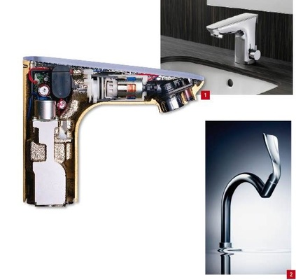 1 In der Toto-Armatur Self Power sitzt ein kleines Wasserkaftwerk, das die aus dem Wasserfluss entstehende Energie in Strom umwandelt und in einen Akku speist.In dem Messingblock (links unten) ist das Thermoelement integriert. Darüber befindet sich die Magnetventil-Einheit. Es folgt die Steuerung der Stützbatterie, die nach längeren Stillstandszeiten zum Einsatz kommt und über den Generator wieder geladen wird. An dem folgenden Kunststoffteil kann eine Durchfluss-Regulierung vor-genommen werden. Danach ist der Stromgenerator platziert. Es folgen Perlator und InfrarotSensor der berührungsfrei bedienbaren Armatur.2 Ausdrucksstark und aus bleifreiem Werkstoff sowie auf Wunsch nickelfrei: die neue Armaturenserie von Zeromix.