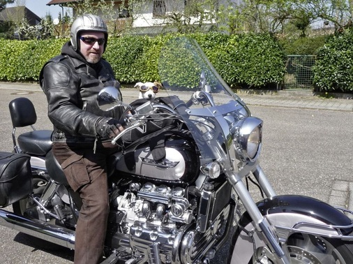 SHK-Bikerteam Uwe Metzger mit Parson-Russell-Terrier Luna vom Lichtenstein.