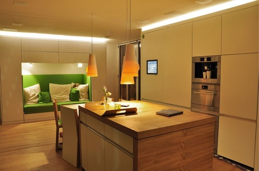 Zu den Wettbewerbsvorgaben gehörte auch die Gewährleistung eines behaglichen Raumklimas. Hierfür sollte ein Temperaturband von 23 bis 25 °C eingehalten werden.