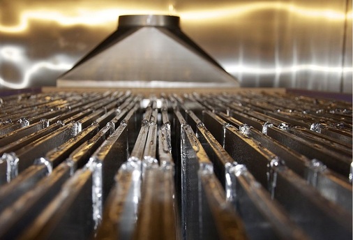 Der PCM-Speicher besteht aus parallel angeordneten, jeweils 400 x 300 x 10 mm großen Graphitplatten, in denen Salzhydrat eingelagert ist. - © Hochschule Rosenheim
