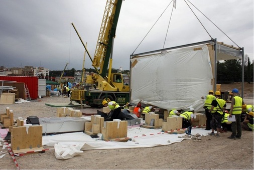 Die niedrige Bauhöhe des Luftbehandlungsgerätes und des PCM-Speichers ermöglichte eine platzsparende Montage im Fundamentsockel des Solarhauses. - © Hochschule Rosenheim
