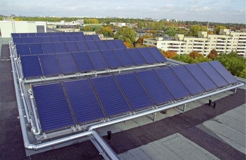 Auch auf größeren Mietobjekten sind immer häufiger Großanlagen zur Warmwassererzeugung und Heizungsunterstützung zu finden.