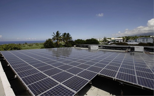 Bei diesem Projekt auf der französischen Insel La Réunion 800 km östlich von Madagaskar wurde ein 142-kW-System mit 9000 polykristallinen Solarmodulen und verschiedenen Wechselrichtertypen installiert.