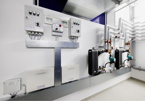 Die Übergabestation für die Wärmeversorgung ist im Technikraum untergebracht.