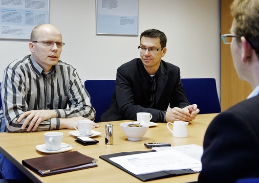 Cornelis de Haas (links) und Mathias Brand-Schönau erläutern die Hintergründe, warum sich die VFC für moderne Wärmepumpen-Technologie entschieden haben.