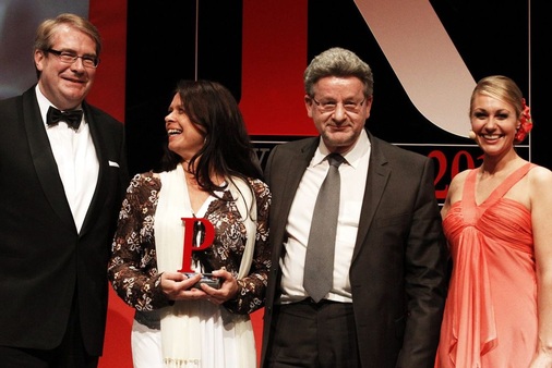 Stehen für erfolgreiche Bad-PR: (v.l.) VDS-Geschäftsführer Jens J. Wischmann, Cornelia Paulien-Hausberger und Frank Linnig (beide Linnigpublic). Moderatorin Ruth Moschner war die erste Gratulantin.