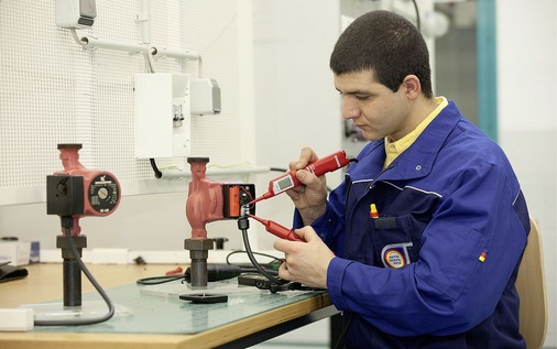 Der Anlagenmechaniker bekommt in seiner Ausbildung alle wichtigen Kenntnisse vermittelt, die er für Aufgaben als Elektrofachkraft benötigt.