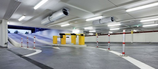 Jet Fans wie diese Helios-Impulsventilatoren — hier in axialer Ausführung — werden in Garagen zur Entlüftung oder zur Rauchabführung eingesetzt. Der Luftstrahl erzeugt eine gerichtete Luftbewegung.