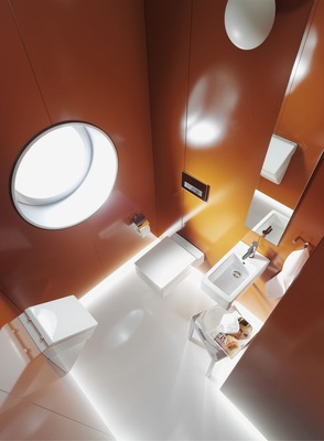 1 Frisch präsentiert sich dieses WC den Gästen. Farbe und Materialwahl bringen hier den Kick.