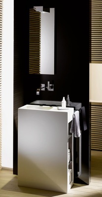 2 Warm und einladend steht hier der Waschplatz im Mittelpunkt. Das WC als Abort verschwindet aus dem ­Gesichtsfeld hinter der Wand.