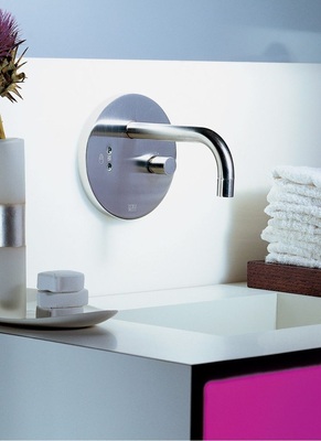 Wohnlichkeit durch warmes Rot und einen Sessel.