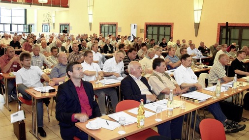 Etwa 150 Teilnehmer kamen zur Mitgliederversammlung der ÜWG-SHK am 8. Juni 2011 nach Fulda.
