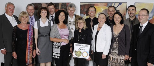 Gruppenfoto beim Festabend: Die gastgebende Innung aus Aalen mit Obermeister Alwin Rembold an der Spitze freute sich über die Ausrichtung des Verbandstages auf der Ostalb.