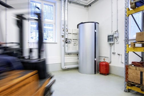 Der Speicher und die Heizungsstation im Erdgeschoss nehmen nur knapp 2 m² der kostbaren Lagerfläche in Anspruch.