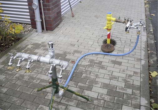4 Hydrant mit Entnahmearmaturen zur zeitweisen Wasserverteilung.