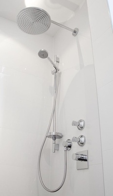 Die Dusche garantiert mit zwei Absperrventilen eine einfache, altersgerechte Handhabung.