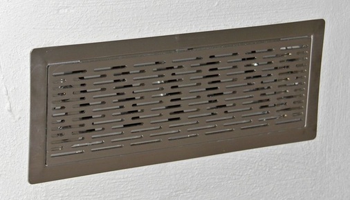 Sind Luftkanäle im ­Estrich verlegt, ist die ­Montage der Auslässe in Boden­nähe sinnvoll.