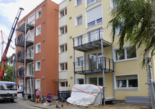 Bauen im Bestand: Die Elemente für die Zu- und Fortluft sind die einzig sichtbaren Zeichen der Wohnungslüftung auf der renovierten Fassade.