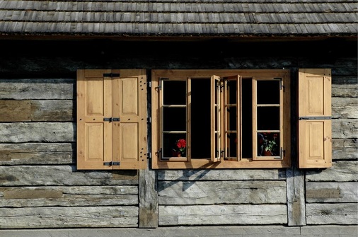 Der Gesetzgeber geht davon aus, dass Wohnungen überwiegend mit Fensterlüftung ­betreibbar sind. Die Lüftung zum Feuchteschutz muss nach DIN 1946-6 aber nutzer­unabhängig gewährleistet sein und mit einem Lüftungskonzept nachgewiesen werden.