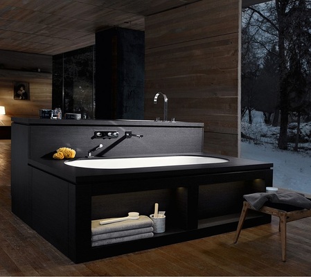 2 Die freistehende Waschtisch- und Wannenkombination vereint zwei Objekte zu einem Möbel. Dank fehlender Mauern wirkt das Ganze leicht und fügt sich perfekt in die Glasarchitektur ein.