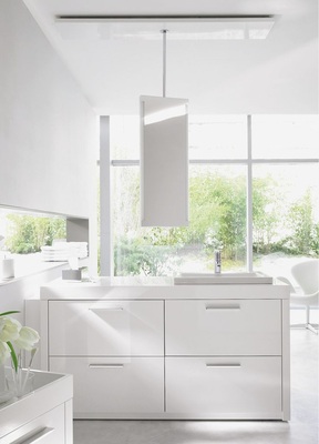 3 Vom seitlich wandgebundenen Waschplatz schweift der Blick durch den Raum ins Grüne.