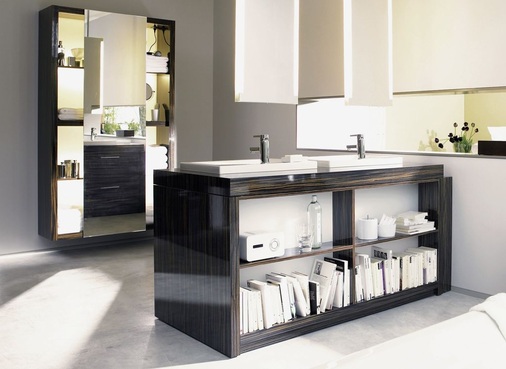 6 Wohnlich mit rückseitigem Regal für Bücher zeigt sich dieser Waschplatz.