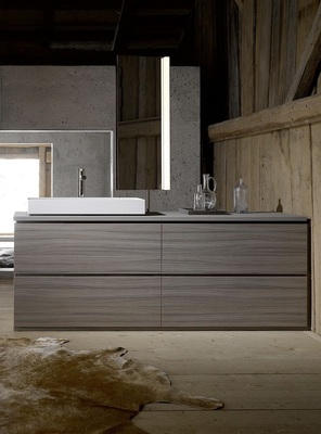 Fast wie ein Bartresen wirkt der seitlich wandgebundene Waschplatz mit Drehspiegel.