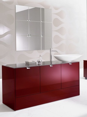 Ein großer Einbauspiegel-schrank ergänzt diesen frei-stehenden Waschplatz.