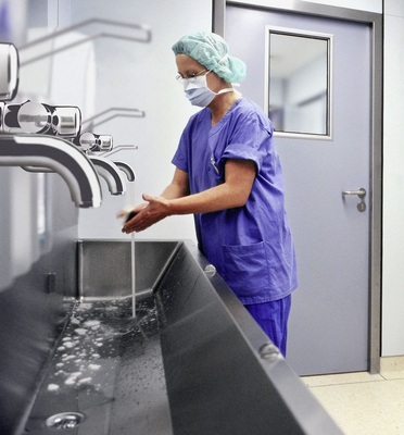 Der öffentliche Bereich ist durch eine Vielzahl unterschiedlicher ­Anforderungen gekennzeichnet, sodass es kaum Standardlösungen geben kann. Das Spektrum reicht vom intensivmedizinischen Waschplatz über Kindereinrichtungen bis zu Nasszellen in Flugzeugen.