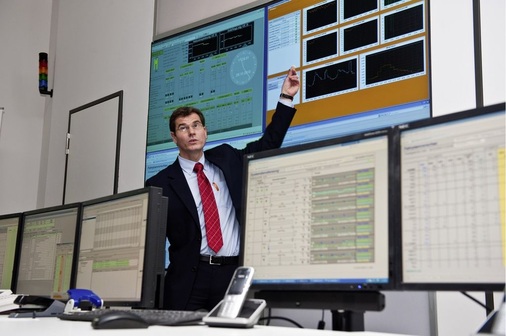 Bis Ende 2011 sollen 100000 Wohnungen durch das virtuelle Kraftwerk intelligent mit Wärme versorgt werden, wie Hanno Balzer, Leiter des Bereichs Energy Solutions, in der Wärme-Leitwarte erklärt.