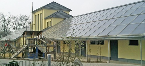 In einem alten Feuerwehrhaus wurden ein Gas-Brennwertkessel und die große Solaranlage untergebracht.