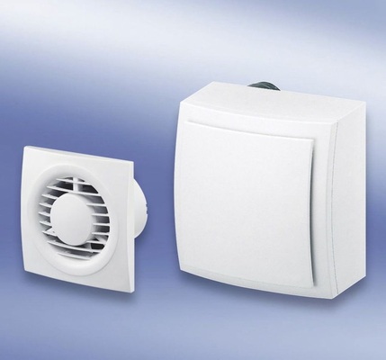 Um Schimmel im Bad zu ver­meiden, muss Feuchtigkeit schnell weg­gelüftet werden.