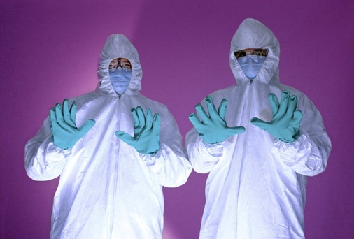 Wenn sich der Schimmel im Bad erst einmal angesiedelt hat, lässt er sich nur sehr schwer wieder beseitigen.