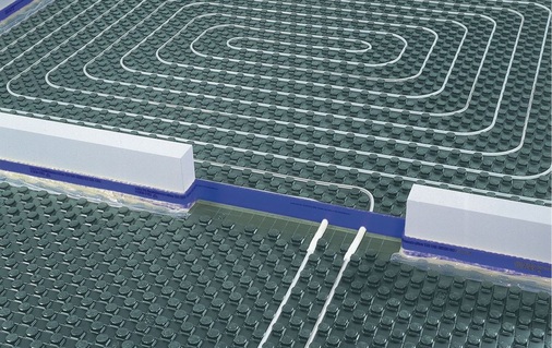 Bei diesem Beispiel sind die Überschubrohre am Durchgang deutlich zu sehen. Sie schützen vor Spannungen bei Vertikalbewegungen des Estrichs.