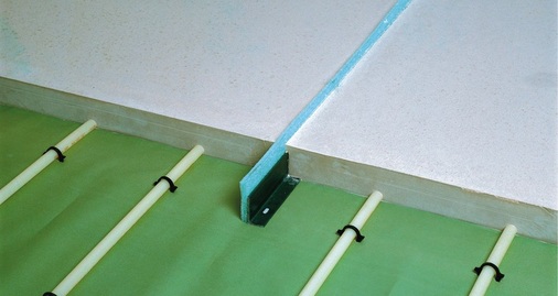 Detailaufnahme ­einer Dehnungs­fuge ohne ­kreuzende Heizungsrohre.