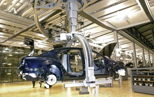 In der gläsernen Manufaktur in Dresden für den VW Phaeton sorgen Kühl-Heizflächen von Best für gleichmäßige Temperaturen. - © VW-Archiv
