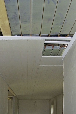Baustellenbild aus dem Flur des Einfami- lienhauses: Hinter den Rigipsplatten befinden sich die Heiz-Kühlelemente.