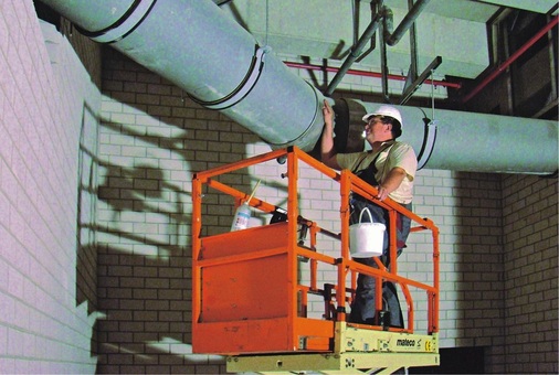 Eine nicht ganz alltägliche Montage: das PAM-Global B (BML)-System der Nennweite DN 500, das das Regen­wasser in die Zisternen leitet.