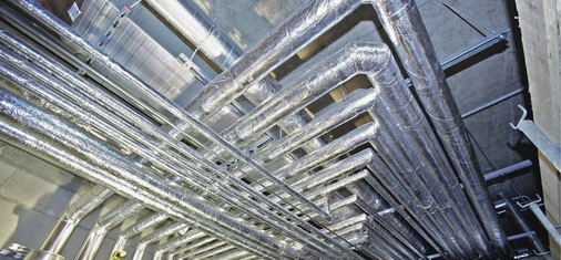 Die für die Isolierung der Heizungsrohre verwendeten Rockwool 800-Rohrschalen sind einseitig geschlitzt und konnten so aufgeklappt und über die zu dämmenden Rohre geschoben werden. Mit den werkseitig aufgebrachten, selbstklebenden Längsüberlappungen wurden sie anschließend dicht verklebt.