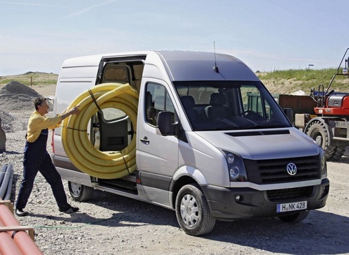 Die lackierte Blende über dem Stoßfänger signalisiert die neue Motorengeneration des Crafter: Drei Turbodiesel mit verringerten Hubräumen erreichen auch ohne Harnstoff Euro5 oder das EEV-Gütesiegel.