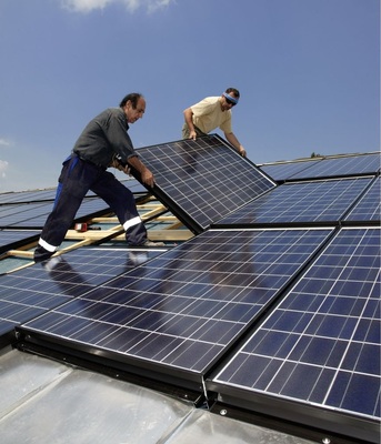 Bei größeren Solaranlagen kommen schnell sehr hohe Investitionskosten zusammen, die der Betreiber auch abgesichert sehen will.