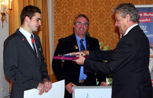 ZVSHK-Präsident Manfred Stather (r.) gratuliert Stefan Ebner und Trainer Ulrich Wedel zum guten Abschneiden bei den Berufsweltmeisterschaften.