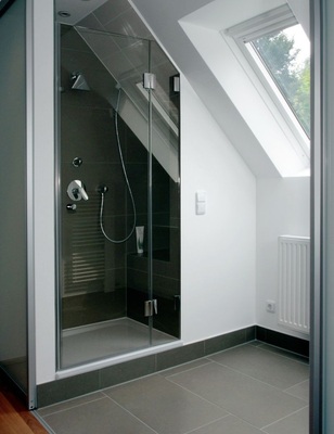 4 Duschbereich mit Bank unter der Dach­schräge nutzt verschenkten Raum und bringt mehr Lebensqualität. - © Stammer
